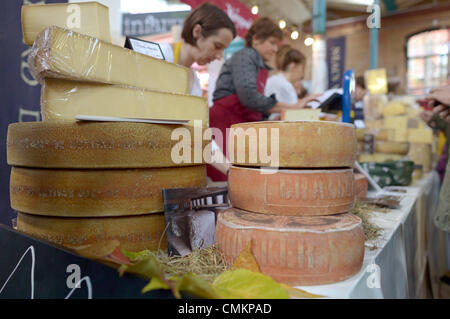 Berlin, Allemagne. 06Th Nov, 2013. Divers fromages sont sur l'affichage à la foire aux fromages Fromage 'Berlin' Markthalle Neun à Berlin, Allemagne, 03 novembre 2013. Les organisateurs souhaitent attirer l'attention sur le fait que de nombreux fromages et les connaissances à propos de leur production sont en voie de disparition. Photo : RAINER JENSEN/dpa/Alamy Live News Banque D'Images