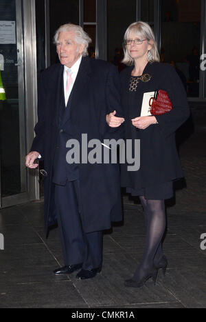 Londres, Royaume-Uni. 2 nov., 2013. Frank Finlay au Théâtre National : 50 ans sur scène - les arrivées au Théâtre National, South Bank, Londres - 2 novembre 2013 Credit : KEITH MAYHEW/Alamy Live News Banque D'Images