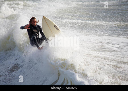 Bournemouth, Royaume-Uni. 29Th sep 2013. Surfer surfeurs profitant de la tempête de vent et de profiter du surf et des vagues à la plage de Bournemouth. Credit : Carolyn Jenkins/Alamy Live News Banque D'Images