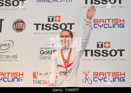 Coupe du Monde de Cyclisme sur piste, Centre National de cyclisme, Manchester, Royaume-Uni. 3 novembre 2013. Laura Trott gagne la médaille d'or de l'omnium Crédit : Neville Styles/Alamy Live News Banque D'Images