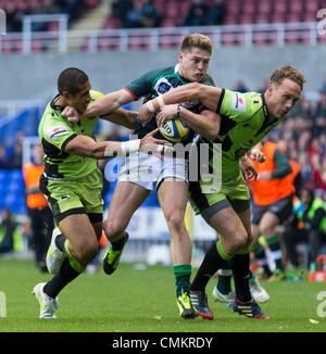 Reading, UK. 06Th Nov, 2013. James O'Connor de double London Irish abordés par Northampton's Ken PISI (gauche) &AMP ; Tom Collins au cours de l'Aviva Premiership match entre les London Irish et Northampton Saints du Madejski Stadium. Credit : Action Plus Sport/Alamy Live News Banque D'Images