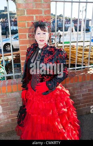 Whitby, UK. 29Th sep 2013. Goths à Whitby Goth Week-end Dimanche 03/11/2013. Fondée par Jo Hampshire en 1994, l'événement à Whitby, North Yorkshire, UK Angleterre rassemble des Goths et emos à cette destination emblématique de Dracular pour la musique, danser et boire. Crédit : Paul Thompson/Alamy Live News Banque D'Images