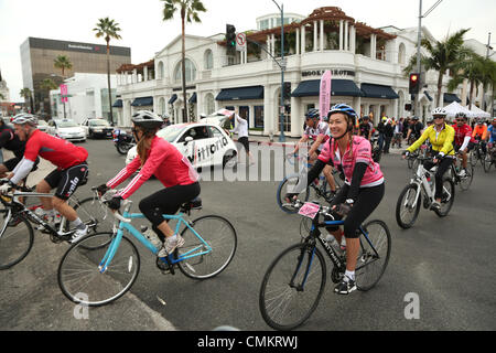 Los Angeles, Californie, USA. 29Th sep 2013. La ligne de départ de la Gran Fondo Giro d'Italia Beverly Hills, partie d'une série de six cas qui vise à promouvoir la culture italienne et le Giro d'Italie aux Etats-Unis. Credit : Jonathan Alcorn/ZUMAPRESS.com/Alamy Live News Banque D'Images