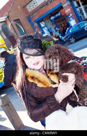 Whitby, UK. 29Th sep 2013. Goths à Whitby Goth Week-end Dimanche 03/11/2013. Fondée par Jo Hampshire en 1994, l'événement à Whitby, North Yorkshire, UK Angleterre rassemble des Goths et emos à cette destination emblématique de Dracular pour la musique, danser et boire. Crédit : Paul Thompson/Alamy Live News Banque D'Images