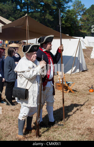 Camden, SC, USA. 2 nov., 2013. Camden historique tient sa 43e assemblée annuelle de la guerre Reolutionary journées sur le terrain. La guerre révolutionnaire de reconstitution historique a célébré le 225e anniversaire de la révolution avec des démonstrations dans le parc et une bataille sur le terrain avec les tuniques rouges et les Patriotes Banque D'Images