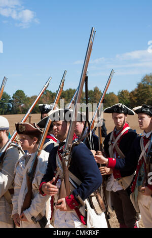 Camden, SC, USA. 2 nov., 2013. Camden historique tient sa 43e assemblée annuelle de la guerre Reolutionary journées sur le terrain. La guerre révolutionnaire de reconstitution historique a célébré le 225e anniversaire de la révolution avec des démonstrations dans le parc et une bataille sur le terrain avec les tuniques rouges et les Patriotes Banque D'Images