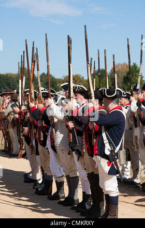 Camden, SC, USA. 2 nov., 2013. Camden historique tient sa 43e assemblée annuelle de la guerre Reolutionary journées sur le terrain. La guerre révolutionnaire de reconstitution historique a célébré le 225e anniversaire de la révolution avec des démonstrations dans le parc et une bataille sur le terrain avec les tuniques rouges et les Patriotes Banque D'Images