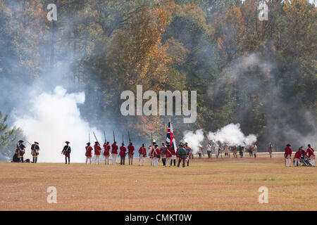 Camden, SC, USA. 2 nov., 2013. Camden historique tient sa 43e assemblée annuelle de la guerre Reolutionary journées sur le terrain. La guerre révolutionnaire de reconstitution historique a célébré le 225e anniversaire de la révolution avec des démonstrations dans le parc et une bataille sur le terrain avec les tuniques rouges et les Patriotes Banque D'Images