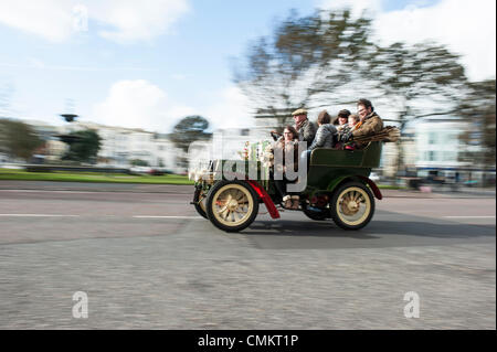 Brighton, UK. 29Th sep 2013. Londres à Brighton Veteran Car Run 2013, Angleterre. Voitures anciennes arrivant à Brighton Seafront marquant la fin de la course de voitures vintage 2013. Credit : Francesca Moore/Alamy Live News Banque D'Images