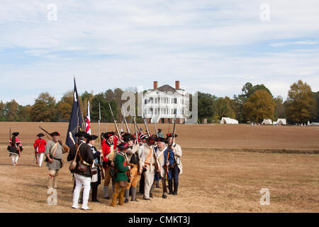 Camden, SC, USA. 2 nov., 2013. Camden historique tient sa 43e assemblée annuelle de la guerre Reolutionary journées sur le terrain. La guerre révolutionnaire de reconstitution historique a célébré le 225e anniversaire de la révolution avec des démonstrations dans le parc et une bataille sur le terrain avec les tuniques rouges et les Patriotes Banque D'Images