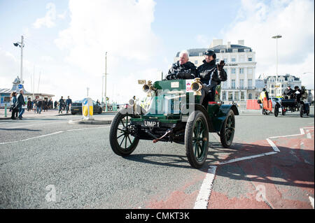 Brighton, UK. 29Th sep 2013. Londres à Brighton Veteran Car Run 2013, Angleterre. Voitures anciennes arrivant à Brighton Seafront marquant la fin de la course de voitures vintage 2013. Credit : Francesca Moore/Alamy Live News Banque D'Images