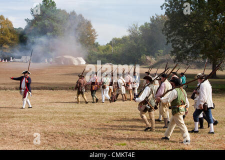 Camden, SC, USA. 2 nov., 2013. Camden historique tient sa 43e assemblée annuelle de la guerre Reolutionary journées sur le terrain. La guerre révolutionnaire de reconstitution historique a célébré le 225e anniversaire de la révolution avec des démonstrations dans le parc et une bataille sur le terrain avec les tuniques rouges et les Patriotes Banque D'Images