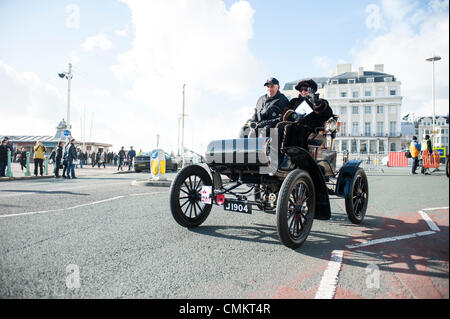 Brighton, UK. 29Th sep 2013. Londres à Brighton Veteran Car Run 2013, Angleterre. Voitures anciennes arrivant à Brighton Seafront marquant la fin de la course de voitures vintage 2013. Credit : Francesca Moore/Alamy Live News Banque D'Images