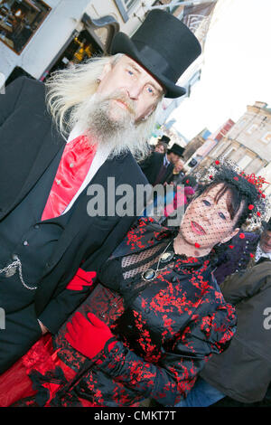 Whitby, UK. 29Th sep 2013. Goths à Whitby Goth Week-end Dimanche 03/11/2013. Fondée par Jo Hampshire en 1994, l'événement à Whitby, North Yorkshire, UK Angleterre rassemble des Goths et emos à cette destination emblématique de Dracular pour la musique, danser et boire. Crédit : Paul Thompson/Alamy Live News Banque D'Images