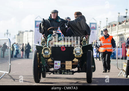 Brighton, UK. 29Th sep 2013. Londres à Brighton Veteran Car Run 2013, Angleterre. Voitures anciennes arrivant à Brighton Seafront marquant la fin de la course de voitures vintage 2013. Credit : Francesca Moore/Alamy Live News Banque D'Images