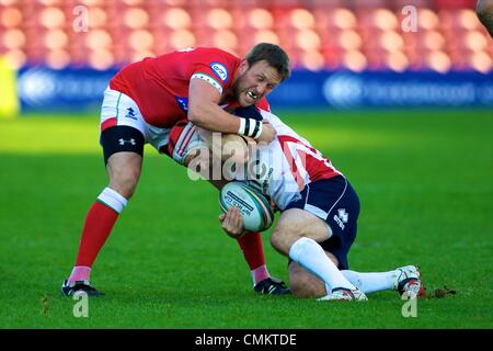 Wrexham, Wales. 06Th Nov, 2013. Peter Lupton (Pays de Galles &AMP ; Ville Workington) et Craig Priestley (USA &AMP ; Southampton Dragons) pendant la Coupe du Monde de Rugby du groupe D match entre le Pays de Galles et aux Etats-Unis de l'Hippodrome Stadium. Credit : Action Plus Sport/Alamy Live News Banque D'Images