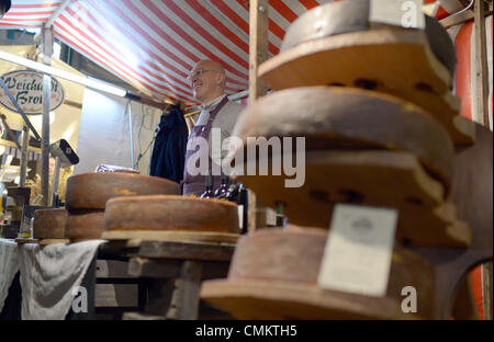 Berlin, Allemagne. 06Th Nov, 2013. Divers fromages sont sur l'affichage à la foire aux fromages Fromage 'Berlin' Markthalle Neun à Berlin, Allemagne, 03 novembre 2013. Les organisateurs souhaitent attirer l'attention sur le fait que de nombreux fromages et les connaissances à propos de leur production sont en voie de disparition. Photo : RAINER JENSEN/dpa/Alamy Live News Banque D'Images