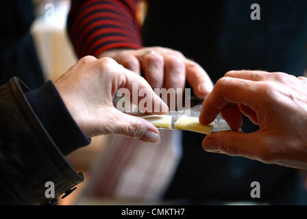 Berlin, Allemagne. 06Th Nov, 2013. Divers fromages sont sur l'affichage à la foire aux fromages Fromage 'Berlin' Markthalle Neun à Berlin, Allemagne, 03 novembre 2013. Les organisateurs souhaitent attirer l'attention sur le fait que de nombreux fromages et les connaissances à propos de leur production sont en voie de disparition. Photo : RAINER JENSEN/dpa/Alamy Live News Banque D'Images