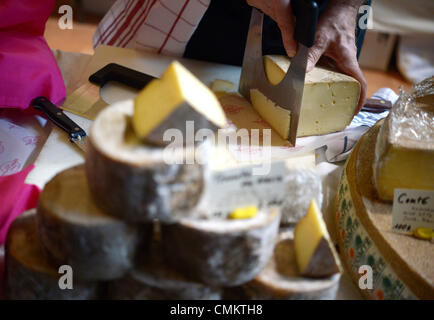 Berlin, Allemagne. 06Th Nov, 2013. Divers fromages sont sur l'affichage à la foire aux fromages Fromage 'Berlin' Markthalle Neun à Berlin, Allemagne, 03 novembre 2013. Les organisateurs souhaitent attirer l'attention sur le fait que de nombreux fromages et les connaissances à propos de leur production sont en voie de disparition. Photo : RAINER JENSEN/dpa/Alamy Live News Banque D'Images