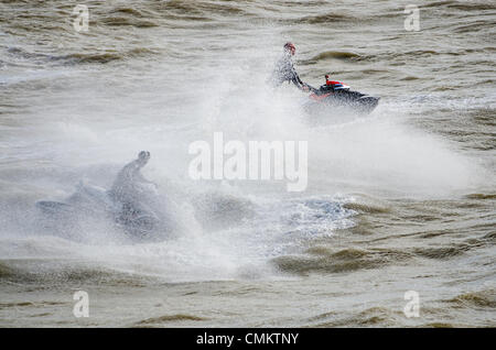 Brighton, UK. 29Th sep 2013. Près d'une semaine après la St Jude tempête a frappé la côte sud de l'Angleterre, un groupe de jet-skieurs de profiter d'un autre énorme houle et vagues au large de la jetée de Brighton, où un public se sont réunis pour les regarder tirer sur un écran d'extrême des sauts et cascades. Plus le mauvais temps est prévu dans les prochains jours. Credit : Francesca Moore/Alamy Live News Banque D'Images