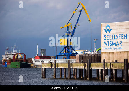 Wismar, Allemagne. 28 Oct, 2013. Les cargos St Pauli de l'Angleterre et 'Eseniya' de la Russie bois rond de déchargement au port de Wismar, Allemagne, 28 octobre 2013. Le port de mer à Wismar en 2012 des opérations de manutention accrue d'environ 20  %. Selon l'Association du Port, environ 7,7 millions de tonnes de marchandises ont été traitées dans le port en 2012. Photo : Jens Buettner/ZB/dpa/Alamy Live News Banque D'Images