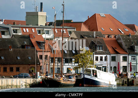 Wismar, Allemagne. 28 Oct, 2013. Un bateau à voile traditionnel et un bateau de pêche sont amarrés au port de la ville de Wismar, Allemagne, 28 octobre 2013. La zone du port et de nombreuses maisons à colombages historique est une destination populaire pour les touristes. Photo : Jens Büttner/ZB/dpa/Alamy Live News Banque D'Images