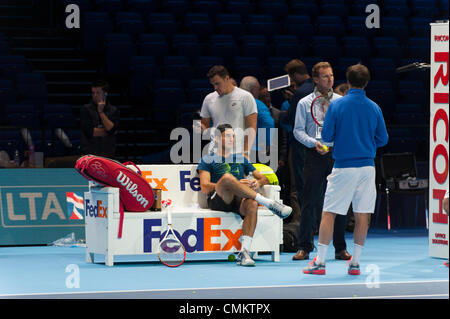 L'O2, Londres, Royaume-Uni. 29Th sep 2013. Roger Federer prend une pause au cours de sa pré-tournoi session pratique sur le Court Central pour la Barclays ATP World Tour finals du 4 au 11 novembre 2013 Crédit : Malcolm Park editorial/Alamy Live News Banque D'Images