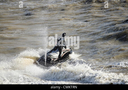 Brighton, UK. 29Th sep 2013. Près d'une semaine après la St Jude tempête a frappé la côte sud de l'Angleterre, un groupe de jet-skieurs de profiter d'un autre énorme houle et vagues au large de la jetée de Brighton, où un public se sont réunis pour les regarder tirer sur un écran d'extrême des sauts et cascades. Plus le mauvais temps est prévu dans les prochains jours. Credit : Francesca Moore/Alamy Live News Banque D'Images