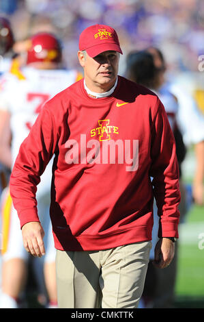 Manhattan, Kansas, États-Unis. 2 nov., 2013. 02 novembre 2013 : Iowa State Cyclones l'entraîneur-chef Paul Rhoads en action au cours de la NCAA Football match entre l'Iowa State Cyclones et la Kansas State Wildcats à Bill Snyder Family Stadium à Manhattan, Kansas. Kendall Shaw/CSM/Alamy Live News Banque D'Images