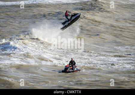 Brighton, UK. 29Th sep 2013. Près d'une semaine après la St Jude tempête a frappé la côte sud de l'Angleterre, un groupe de jet-skieurs de profiter d'un autre énorme houle et vagues au large de la jetée de Brighton, où un public se sont réunis pour les regarder tirer sur un écran d'extrême des sauts et cascades. Plus le mauvais temps est prévu dans les prochains jours. Credit : Francesca Moore/Alamy Live News Banque D'Images