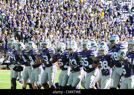 Manhattan, Kansas, États-Unis. 2 nov., 2013. 02 novembre 2013 : K-acteurs de l'État quitte le champ à la mi-temps au cours de la NCAA Football match entre l'Iowa State Cyclones et la Kansas State Wildcats à Bill Snyder Family Stadium à Manhattan, Kansas. Kendall Shaw/CSM/Alamy Live News Banque D'Images