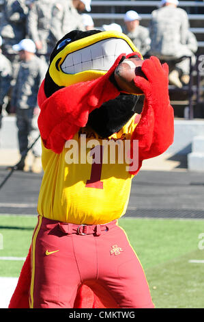 Manhattan, Kansas, États-Unis. 2 nov., 2013. 02 novembre 2013 : l'état de l'Iowa mascot fait une jouer au cours de la NCAA Football match entre l'Iowa State Cyclones et la Kansas State Wildcats à Bill Snyder Family Stadium à Manhattan, Kansas. Kendall Shaw/CSM/Alamy Live News Banque D'Images