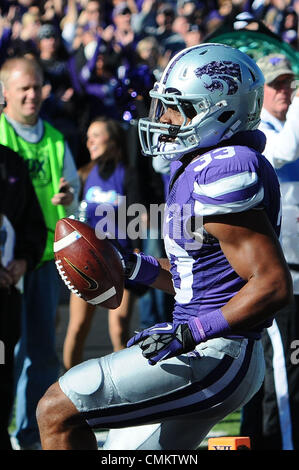 Manhattan, Kansas, États-Unis. 2 nov., 2013. 02 novembre 2013 : Kansas State Wildcats John running back Hubert (33) en action au cours de la NCAA Football match entre l'Iowa State Cyclones et la Kansas State Wildcats à Bill Snyder Family Stadium à Manhattan, Kansas. Kendall Shaw/CSM/Alamy Live News Banque D'Images