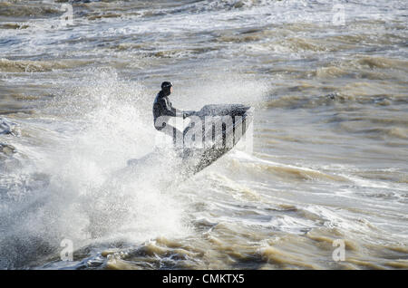 Brighton, UK. 29Th sep 2013. Près d'une semaine après la St Jude tempête a frappé la côte sud de l'Angleterre, un groupe de jet-skieurs de profiter d'un autre énorme houle et vagues au large de la jetée de Brighton, où un public se sont réunis pour les regarder tirer sur un écran d'extrême des sauts et cascades. Plus le mauvais temps est prévu dans les prochains jours. Credit : Francesca Moore/Alamy Live News Banque D'Images