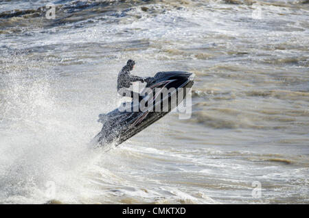 Brighton, UK. 29Th sep 2013. Près d'une semaine après la St Jude tempête a frappé la côte sud de l'Angleterre, un groupe de jet-skieurs de profiter d'un autre énorme houle et vagues au large de la jetée de Brighton, où un public se sont réunis pour les regarder tirer sur un écran d'extrême des sauts et cascades. Plus le mauvais temps est prévu dans les prochains jours. Credit : Francesca Moore/Alamy Live News Banque D'Images