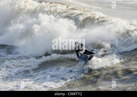 Brighton, UK. 29Th sep 2013. Près d'une semaine après la St Jude tempête a frappé la côte sud de l'Angleterre, un groupe de jet-skieurs de profiter d'un autre énorme houle et vagues au large de la jetée de Brighton, où un public se sont réunis pour les regarder tirer sur un écran d'extrême des sauts et cascades. Plus le mauvais temps est prévu dans les prochains jours. Credit : Francesca Moore/Alamy Live News Banque D'Images