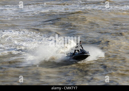 Brighton, UK. 29Th sep 2013. Près d'une semaine après la St Jude tempête a frappé la côte sud de l'Angleterre, un groupe de jet-skieurs de profiter d'un autre énorme houle et vagues au large de la jetée de Brighton, où un public se sont réunis pour les regarder tirer sur un écran d'extrême des sauts et cascades. Plus le mauvais temps est prévu dans les prochains jours. Credit : Francesca Moore/Alamy Live News Banque D'Images