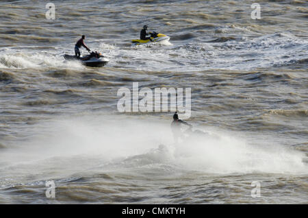 Brighton, UK. 29Th sep 2013. Près d'une semaine après la St Jude tempête a frappé la côte sud de l'Angleterre, un groupe de jet-skieurs de profiter d'un autre énorme houle et vagues au large de la jetée de Brighton, où un public se sont réunis pour les regarder tirer sur un écran d'extrême des sauts et cascades. Plus le mauvais temps est prévu dans les prochains jours. Credit : Francesca Moore/Alamy Live News Banque D'Images