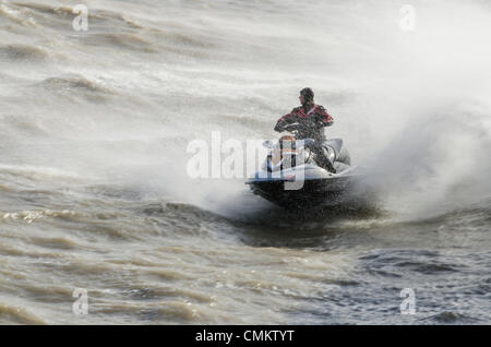 Brighton, UK. 29Th sep 2013. Près d'une semaine après la St Jude tempête a frappé la côte sud de l'Angleterre, un groupe de jet-skieurs de profiter d'un autre énorme houle et vagues au large de la jetée de Brighton, où un public se sont réunis pour les regarder tirer sur un écran d'extrême des sauts et cascades. Plus le mauvais temps est prévu dans les prochains jours. Credit : Francesca Moore/Alamy Live News Banque D'Images