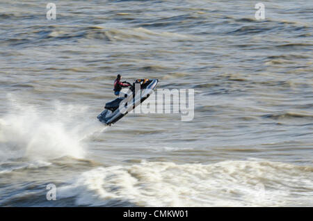 Brighton, UK. 29Th sep 2013. Près d'une semaine après la St Jude tempête a frappé la côte sud de l'Angleterre, un groupe de jet-skieurs de profiter d'un autre énorme houle et vagues au large de la jetée de Brighton, où un public se sont réunis pour les regarder tirer sur un écran d'extrême des sauts et cascades. Plus le mauvais temps est prévu dans les prochains jours. Credit : Francesca Moore/Alamy Live News Banque D'Images