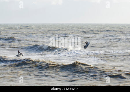 Brighton, UK. 29Th sep 2013. Près d'une semaine après la St Jude tempête a frappé la côte sud de l'Angleterre, un groupe de jet-skieurs de profiter d'un autre énorme houle et vagues au large de la jetée de Brighton, où un public se sont réunis pour les regarder tirer sur un écran d'extrême des sauts et cascades. Plus le mauvais temps est prévu dans les prochains jours. Credit : Francesca Moore/Alamy Live News Banque D'Images