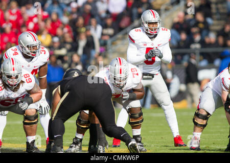 West Lafayette, IN, USA. 29Th sep 2013. 2 novembre 2013 : Ohio State Buckeyes quarterback Braxton Miller (5) et l'Ohio State Buckeyes infraction en action pendant le match entre l'Ohio State Buckeyes et le Purdue Boilermakers au stade Ross-Ade de West Lafayette, IN. Ohio State Purdue a battu 56-0. Credit : Cal Sport Media/Alamy Live News Banque D'Images