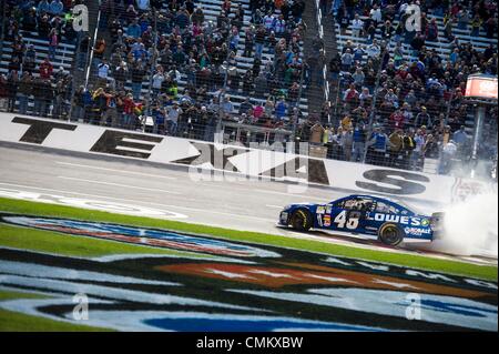 Fort Worth, TX, USA. 29Th sep 2013. Fort Worth, TX - NOV 03, 2013 : Jimmie Johnson (48) remporte le Texas 500 AAA à la Texas Motor Speedway à Fort Worth, TX. © csm/Alamy Live News Banque D'Images
