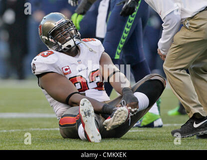 Seattle, Washington, USA. 29Th sep 2013. DANIEL WALLACE | fois.Tampa Bay Buccaneers attaquer défensive Gerald McCoy (93) s'empare de sa cheville pendant les heures supplémentaires contre les Seattle Seahawks de Seattle au champ CenturyLink le dimanche, Novembre 3, 2013. McCoy limpé hors du terrain. © Daniel Wallace/Tampa Bay Times/ZUMAPRESS.com/Alamy Live News Banque D'Images