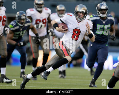 Seattle, Washington, USA. 29Th sep 2013. DANIEL WALLACE | fois.Tampa Bay Buccaneers quarterback Mike Glennon (8) brouille pour quatre mètres près de la fin du règlement contre les Seattle Seahawks de Seattle au champ CenturyLink le dimanche, Novembre 3, 2013. © Daniel Wallace/Tampa Bay Times/ZUMAPRESS.com/Alamy Live News Banque D'Images