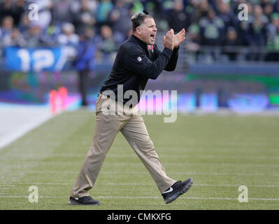 Seattle, Washington, USA. 29Th sep 2013. DANIEL WALLACE | fois.Tampa Bay Buccaneers l'entraîneur-chef Greg Schiano encourage sa défense au cours du quatrième trimestre contre les Seattle Seahawks de Seattle au champ CenturyLink le dimanche, Novembre 3, 2013. © Daniel Wallace/Tampa Bay Times/ZUMAPRESS.com/Alamy Live News Banque D'Images