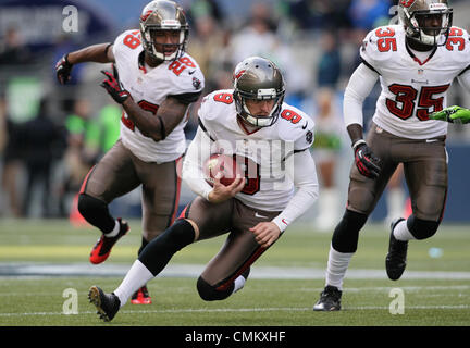 Seattle, Washington, USA. 29Th sep 2013. DANIEL WALLACE | fois.Tampa Bay Buccaneers punter Michael Koenen (9) récupère un fumble au cours du deuxième trimestre contre les Seattle Seahawks de Seattle au champ CenturyLink le dimanche, Novembre 3, 2013. © Daniel Wallace/Tampa Bay Times/ZUMAPRESS.com/Alamy Live News Banque D'Images