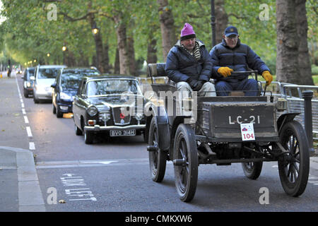 Londres, Royaume-Uni. 3 novembre 2013. Une voiture électrique 1902 Colombie-Britannique Tonneau (propriétaire : John Hanson) sur la cage à pied au cours de l'ACFC Londres à Brighton Veteran Car Run. © Michael Preston/Alamy Live News Banque D'Images