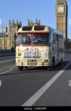 Londres, Royaume-Uni. 3 novembre 2013. Une voiture vintage Bedford sur le pont de Westminster au cours de l'ACFC Londres à Brighton Veteran Car Run. © Michael Preston/Alamy Live News Banque D'Images