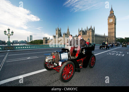 Londres, Royaume-Uni. 3 novembre 2013. Londres à Brighton Veteran Car Run participants passant le pont de Westminster, Big Ben en arrière-plan, l'événement commence à 7:00am à la Serpentine Road à Hyde Park, Londres. © SUNG KIM KUK/Alamy Live News Banque D'Images